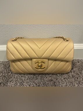 CHANEL Chevron easy flap